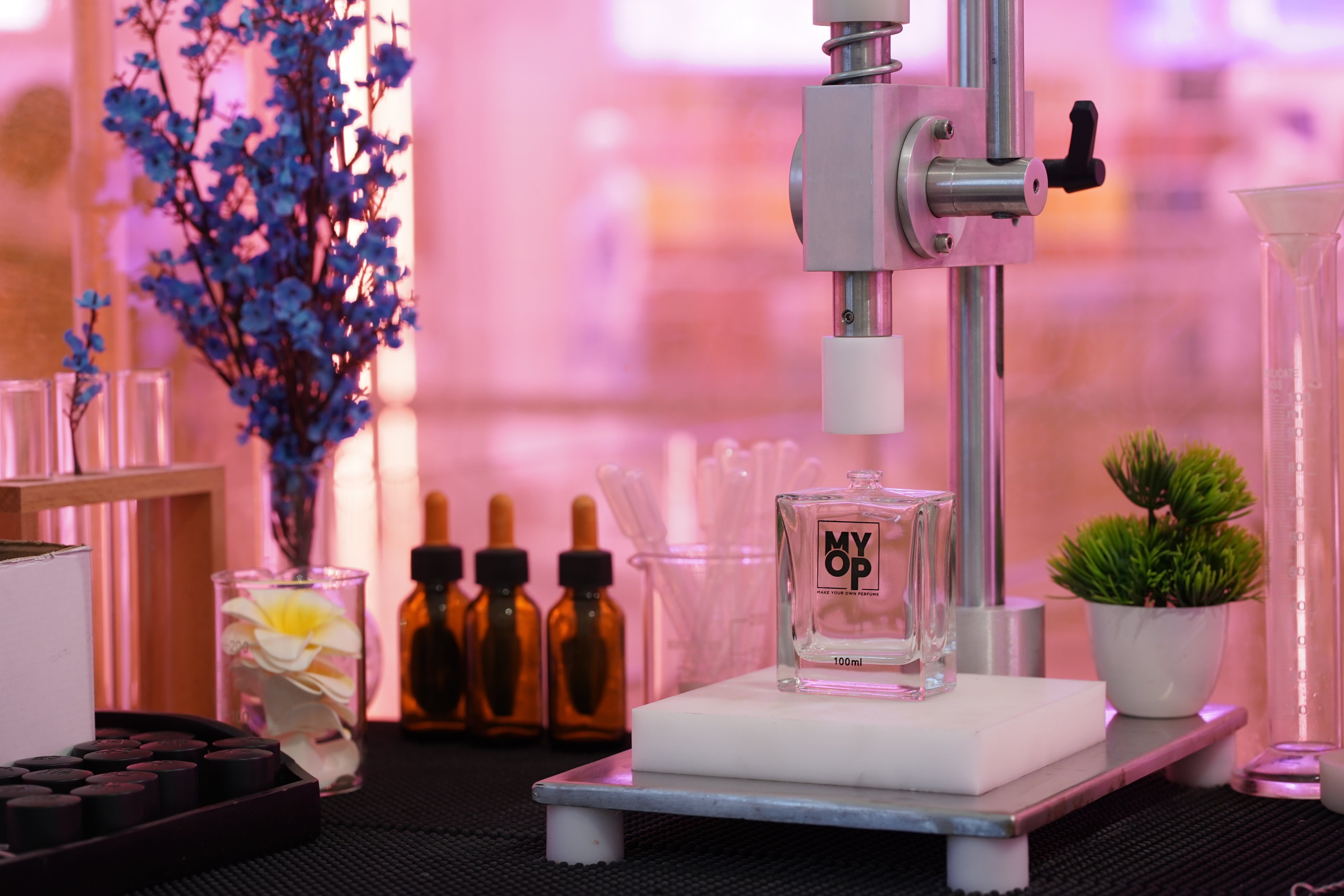 perfume bottle with perfume crimping machine